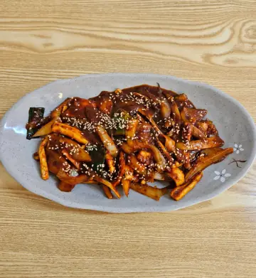 타원 접시에 담긴 오징어볶음